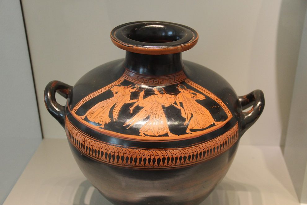 Attic red-figure hydria: three women hold the slain Pentheus (tragedy popularized in play by Euripides), painted by Pioneer Group, c. 500-490 BC
