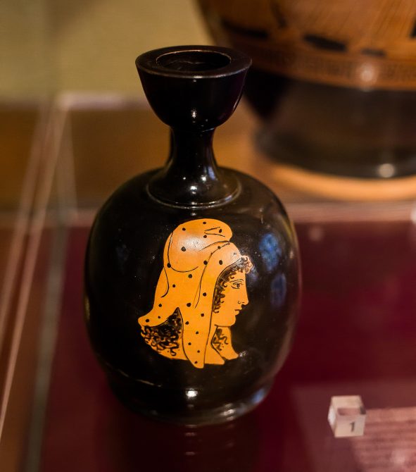 Attic red-figure squat lekythos attributed to the Achilles painter (ca. 440–430 BC), head of an Amazon wearing a Scythian cap, Antikenmuseum Basel (BS 461). 