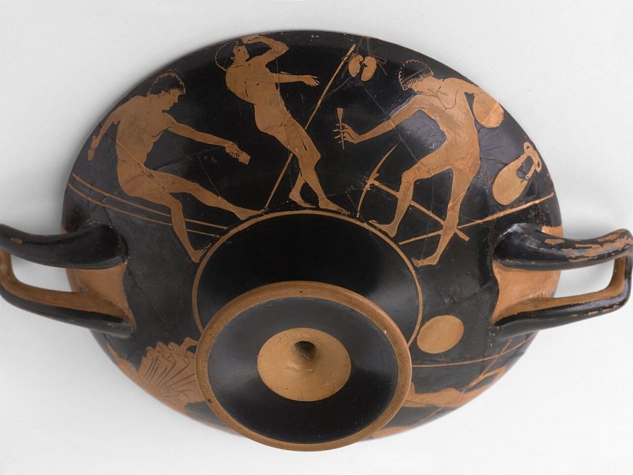 Entrainement au pentathlon. Intérieur : jeune athlète au javelot. Extérieur : exercices de palestre