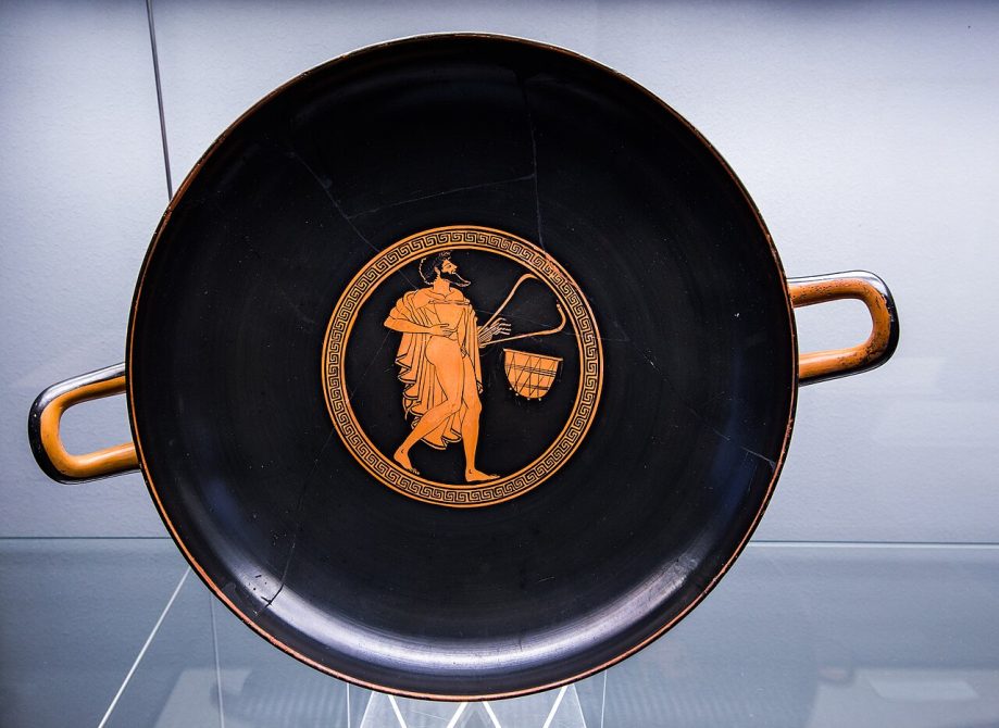 Attic red-figure kylix attributed to the Makron vase painter showing a symposium scene.