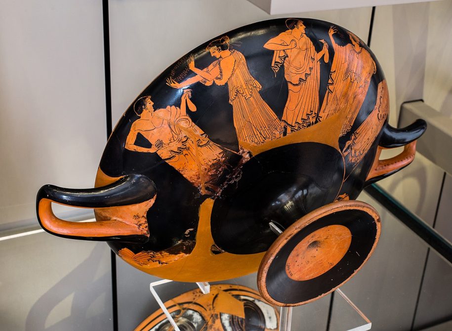 Attic red-figure kylix attributed to the Makron vase painter with figures from symposium life.