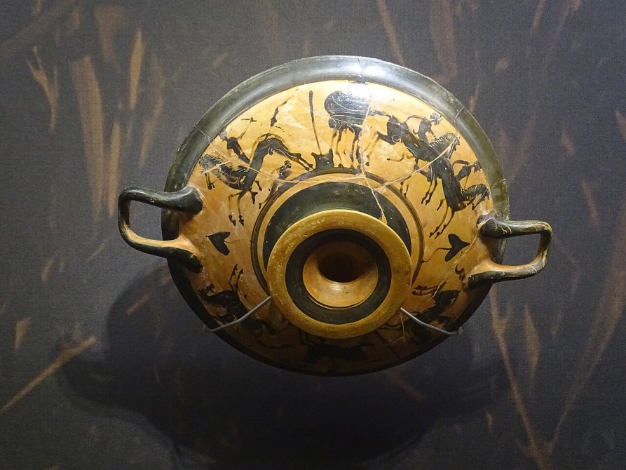 Boeotian black-figure kylix showing a horse-race accident (470–450 BCE) at the Museum of Cycladic Art, Athens.