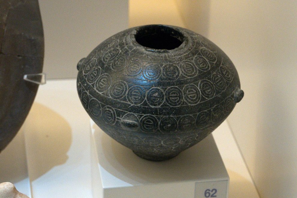 Cycladic stone pyxis from Tiryns (EC III, 2200–2000 BC) photographed at the Archaeological Museum of Nafplio.