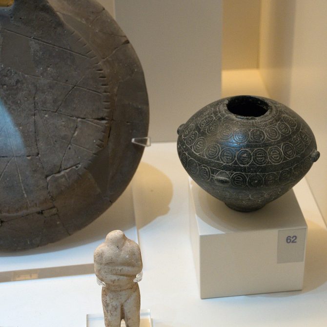Cycladic stone pyxis (EC III, 2200–2000 BC) from Tiryns, photographed at the Archaeological Museum of Nafplio.