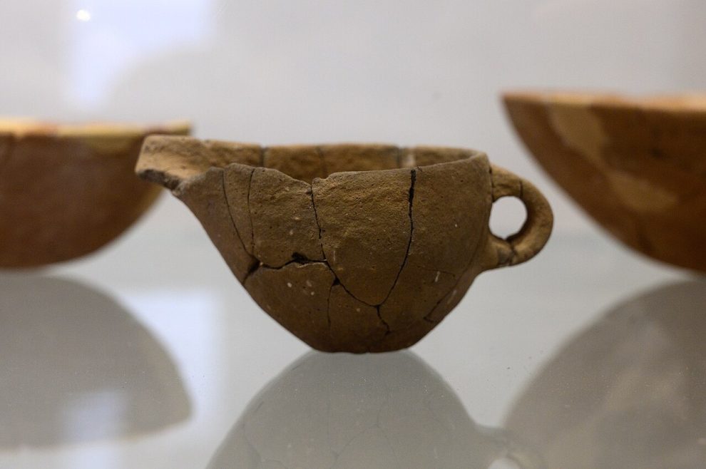 "Early Cycladic pottery from the Diakoftis cemetery on Mykonos (2700–2300 BC), Archaeological Museum of Mykonos."