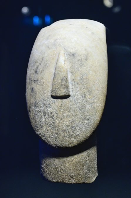 "Head of a large Cycladic idol (EC II, Spedos variety) at the Museum of Cycladic Art, Athens (NG 0284).