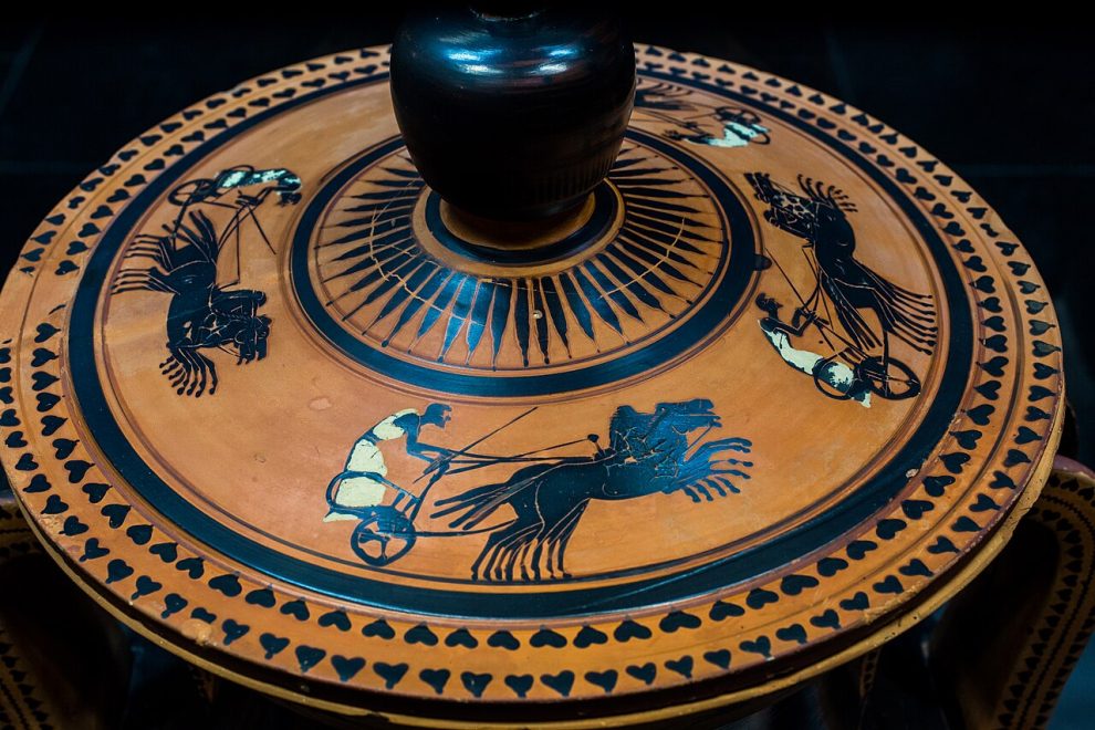 Attic red-figure belly amphora by the Kleophrades Painter showing a warrior leaving home