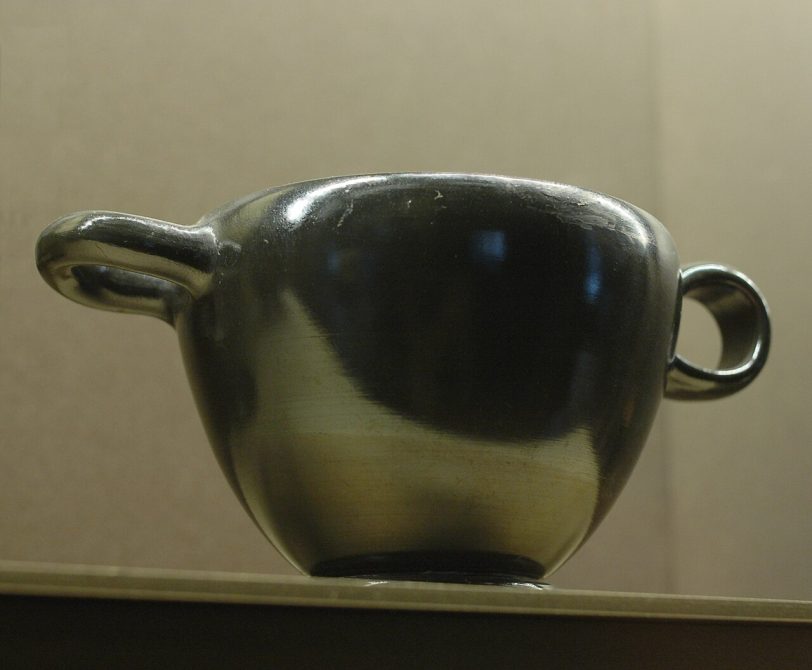 Ancient Greek black-glaze glaux skyphos with horizontal and vertical handles, 450–400 BC