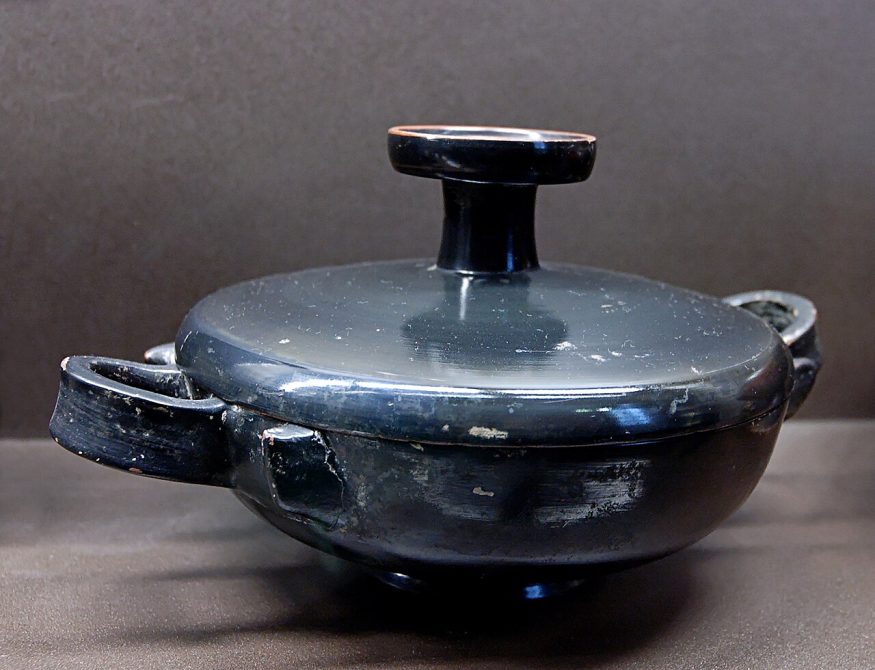 Attic black-glaze lekanis from ancient Greece, circa 450–440 BC, Louvre Museum